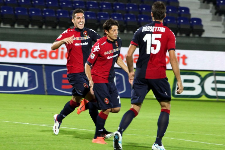 I rossoblù esultano dopo il gol