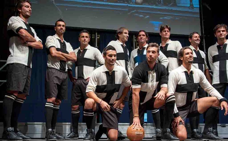 I giocatori del Parma indossano la maglia storica